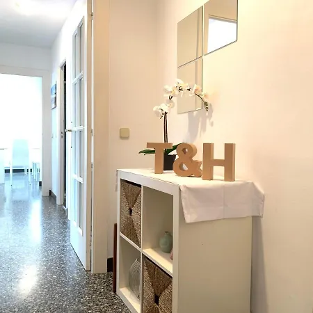 T&h Las Palmeras Family Apartment